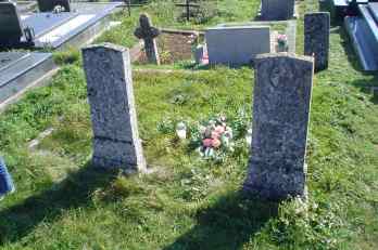 desno spomenik Anice Milohnoja (ro�. Mesi� 1912 -1935)