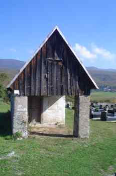 stari objekt na groblju